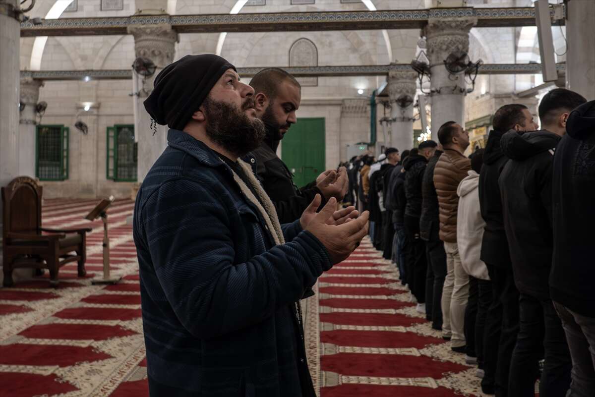 Mescid-i Aksa 41 gün sonra ibadete açıldı, Filistinliler şükür secdesine kapandı 10